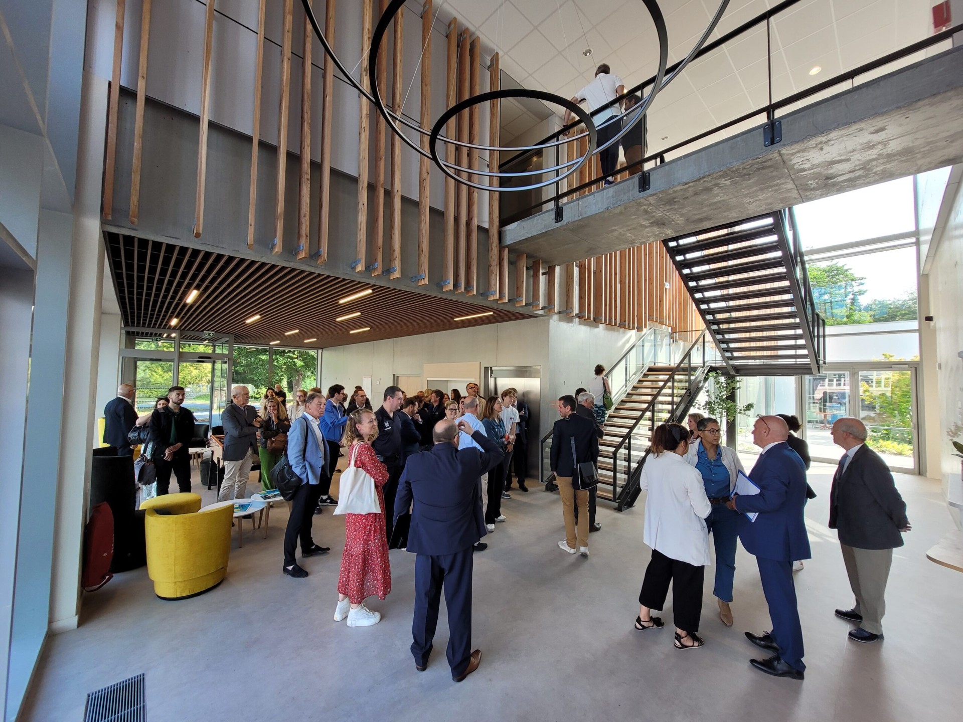 Dirigeants réunis dans le hall du CSN lors d'un événement